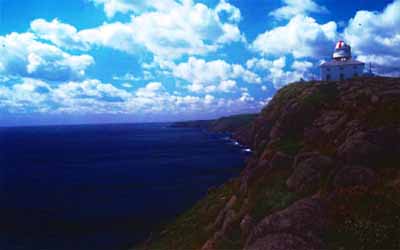 Landscape view of Cape Spear Lighthouse sitting on the edge of the cliff, 1981. © Parcs Canada | Parks Canada, J. Steeves, 1981.