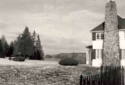 Vue du chalet du Premier ministre, qui montre la vue du lac et des collines, 1985. © Parcs Canada / Parks Canada, 1985.