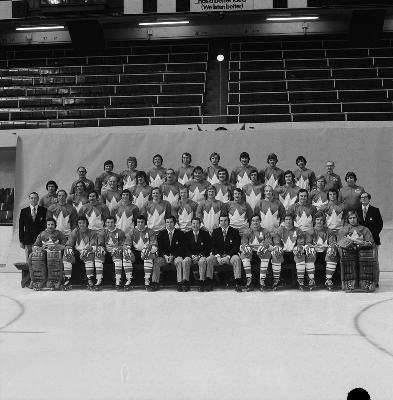 Historic photograph showing the Canada team of the Summit Series, 1972 © Library and Archives Canada | Bibliothèque et Archives Canada, Frank Lennon, e010933355