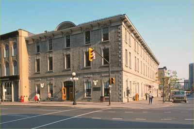 Corner view of the Former Geological Survey of Canada Building showing the continuation of limestone masonry for all cladding and trim, 1991. © Parks Canada Agency / Agence Parcs Canada, 1991.