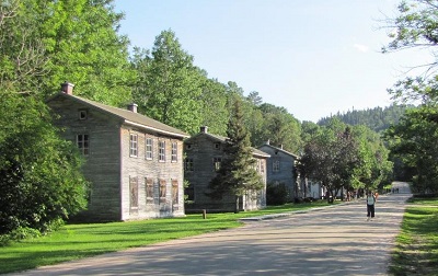 La rue Saint-Georges, Village historique de Val-Jalbert, Chambord, Québec (© Parcs Canada | Parks Canada)