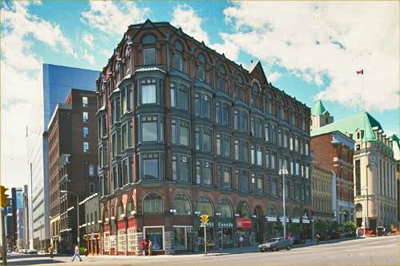 General view of Central Chambers National Historic Site of Canada emphasizing  its role as a keystone structure in the Confederation Square National Historic Site of Canada, 1982. © Parks Canada Agency / Agence Parcs Canada, 1982