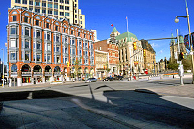 Side view of the Central Chambers showing the commercial purposes of the building, namely the large window areas for the display of merchandise, and the accessibility of the ground floor from the sidewalk, 2002. © Parks Canada Agency / Agence Parcs Canada, M. Trepanier, 2002.