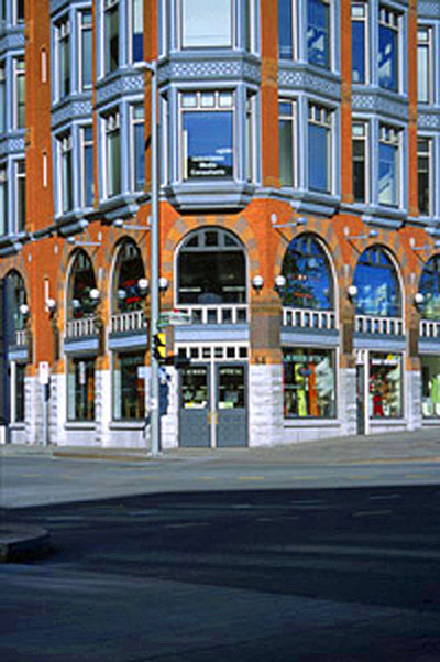 Vue des détails de l'entrée principale de l'Édifice-Central montrant les éléments illustrant sa conception de style néo-Queen Anne, 2002. © Parks Canada Agency / Agence Parcs Canada, M. Trepanier, 2002.