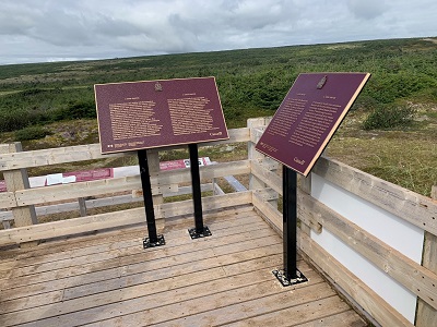 Bilingual HSMBC plaque, Innu-Aimun and Inuttitut © Parks Canada | Parcs Canada, 2023.