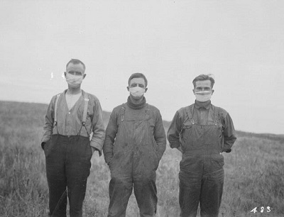 Men wearing masks during the Spanish flu epidemic (© Bibliothèque et Archives Canada // Library and Archives Canada / PA-025025)