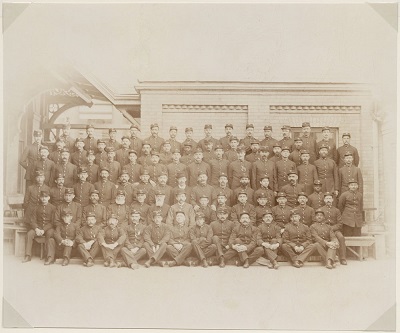 A.C.W. Jackson, the first black letter carrier in Toronto, is one of the letter carriers depicted in the photograph. (see: 5th row, 8th person from the left.) © Bibliothèque et Archives Canada | Library and Archives Canada / Kennedy & Bell / e010963829