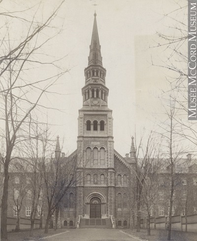 L'entrée de la chapelle du couvent des Soeurs Grises, rue Dorchester, Montréal, Québec, vers 1890 © Musée McCord Museum / MP-0000.869.6