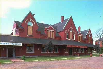 Vue en angle de la façade montrant l'entrée principale de la Gare l'Intercolonial à Pictou, 1985. (© Parks Canada / Parcs Canada, 1985.)