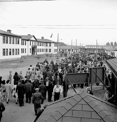 Male and female workers leaving the Cherrier plant of the Defence Industries Limited to board passenger trains. June 1944 © Harry Rowed / Office national du film du Canada. Photothèque / Bibliothèque et Archives Canada |National Film Board of Canada. Photothèque / Library and Archives Canada