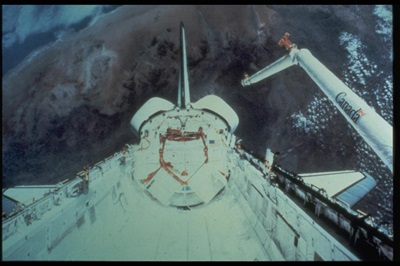 Le deuxième jour de la mission STS-2, qui correspondait au deuxième vol de la navette spatiale, les astronautes Joe Engle et Richard Truly ont déployé pour la première fois dans l’espace le bras robotique Canadarm. © Canadian Space Agency | Agence spatiale canadienne / Credit: NASA